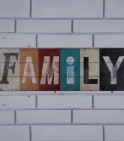 Schild aus Massivholz mit graviertem Slogan