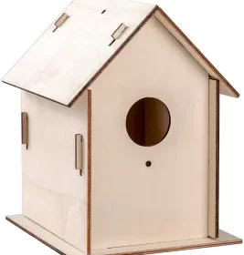Professionelles Vogelhaus mit Firmenlogo und Claim als Kundengeschenk im Grünen