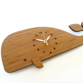 Individuelle Wanduhren für Firmenräume mit Logo-Gravur