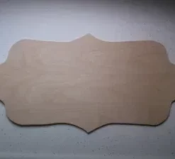 Holzschild mit Typografie-Design