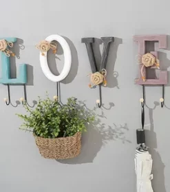 Elegante Wandgestaltung mit Uhr aus graviertem Massivholz