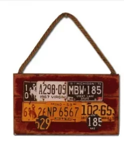 Wegweiserschild aus Holz mit mehreren Richtungen