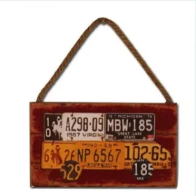 Wegweiserschild aus Holz mit mehreren Richtungen