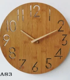 Wanduhr mit klarer Typografie und edlem Holzrahmen