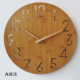 Wanduhr mit klarer Typografie und edlem Holzrahmen