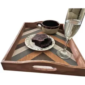 Tablett mit grafischer Gravur als Kunstobjekt