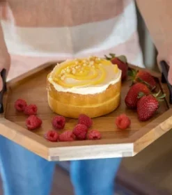 Tablett mit Berglandschaftsmotiv graviert