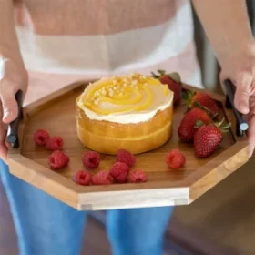 Tablett mit Berglandschaftsmotiv graviert