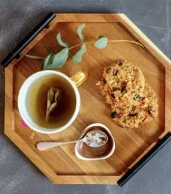 Multikulturelles Willkommensschild auf Tablett