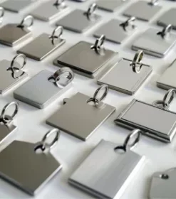 Minimalistischer Metall-Schlüsselanhänger blank