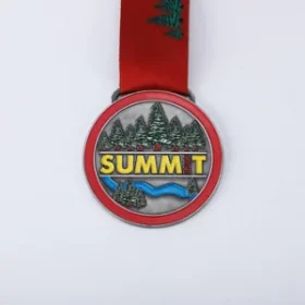 Elegante Medaille in Gold mit Band