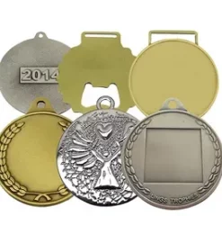 Handgefertigte Medaille mit Band