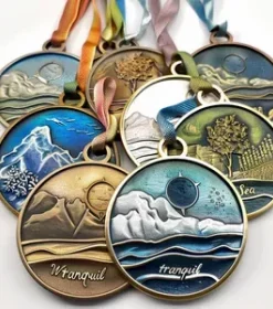 Auszeichnung mit runder Holzmedaille