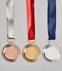 Glänzende Metallmedaille mit Gravurfläche