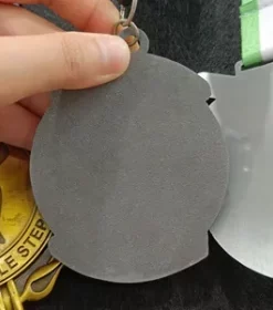 Laufmedaille mit Symbol und Text