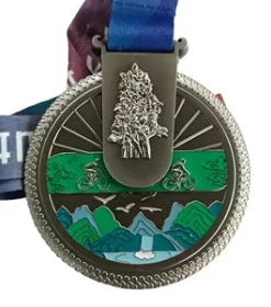 Holzmedaille mit farbiger Beschichtung