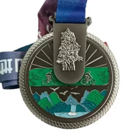 Holzmedaille mit farbiger Beschichtung