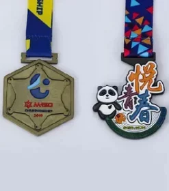 Runde Holzmedaille mit Satinband