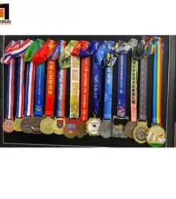 Preisverleihungsplakette mit Band