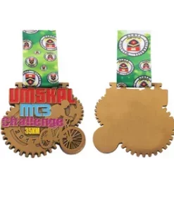 Metallmedaille mit farbiger Gravur