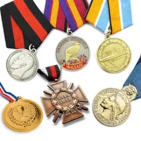 Silbermedaille mit Textband