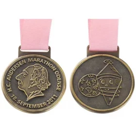 Handgravierte Medaille auf Holz