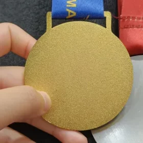 Goldmedaille mit stilisiertem Design
