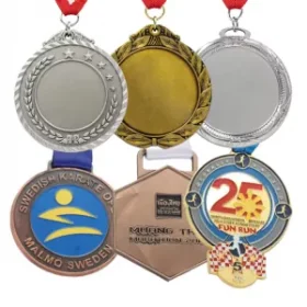 Holzmedaille mit eingebranntem Logo