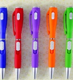 Gravierte Kugelschreiber mit Slogan – Personalisierte Werbemittel für Events