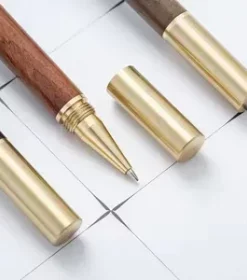 Werbegeschenke Kugelschreiber mit Logo – Gravierte Stifte für Marketingaktionen