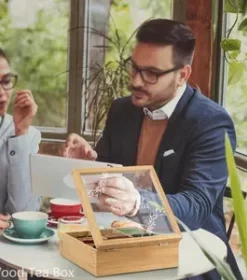 Nachhaltige Holzbox für Tee mit Namen oder Logo – Exklusives Präsent für Mitarbeiter