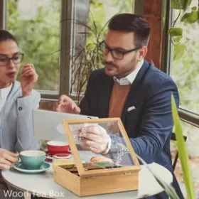 Nachhaltige Holzbox für Tee mit Namen oder Logo – Exklusives Präsent für Mitarbeiter
