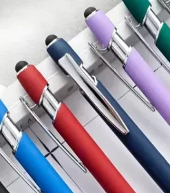 Hochwertige Kugelschreiber personalisieren – Lasergravur mit Logo und Wunschtext