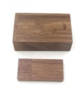 USB-Sticks aus Holz mit individuellem Text graviert
