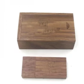 USB-Sticks aus Holz mit individuellem Text graviert