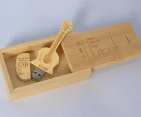 USB-Sticks aus Holz mit persönlichem Namen
