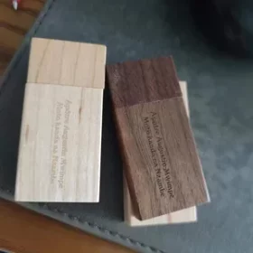 USB-Sticks aus Holz mit Gravur für Business