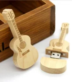 USB-Sticks aus Holz mit individuellem Text