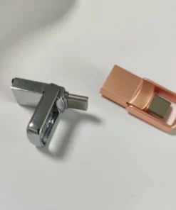 Schlichter Flash-Laufwerk aus Metall mit Schlüsselanhänger