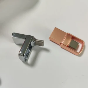 Schlichter Flash-Laufwerk aus Metall mit Schlüsselanhänger