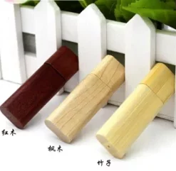 USB-Sticks aus Holz mit Logo und Text