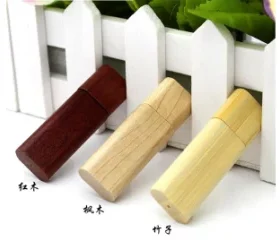 USB-Sticks aus Holz mit Logo und Text
