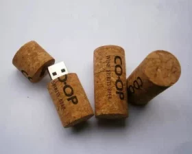 USB-Sticks aus Holz mit persönlicher Widmung