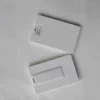 Flacher USB-Speicher im Visitenkartenstil aus Kunststoff mit Logo-Gravur