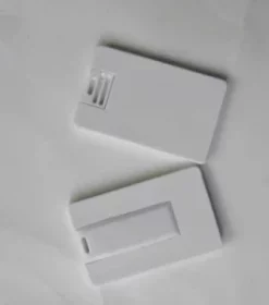 Flacher USB-Speicher im Visitenkartenstil aus Kunststoff mit Logo-Gravur