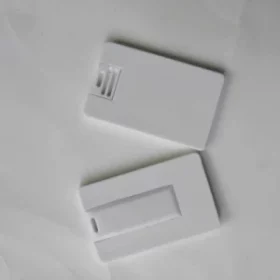 Flacher USB-Speicher im Visitenkartenstil aus Kunststoff mit Logo-Gravur