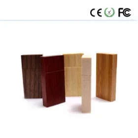USB-Sticks aus Holz mit Gravur für Partner