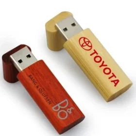 USB-Sticks aus Holz mit Firmenlogo