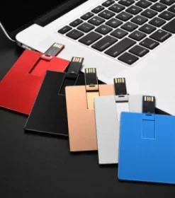 Visitenkarten-USB-Stick mit individuellem Branding für Geschäftskunden