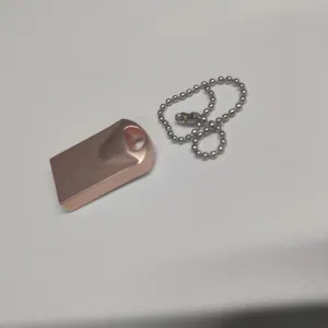 Kompakter Speicherstick mit Metallgehäuse mit Schlüsselanhänger